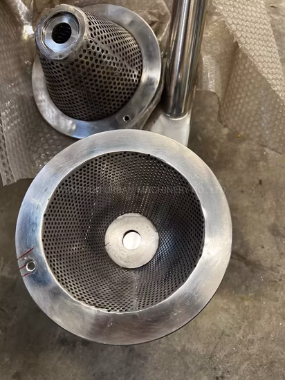 Broyeur à marteaux conique à broches en acier inoxydable de qualité 316 à haut rendement adapté aux granulés cristallins/granulés fibreux pour atteindre jusqu'au micron après le martelage